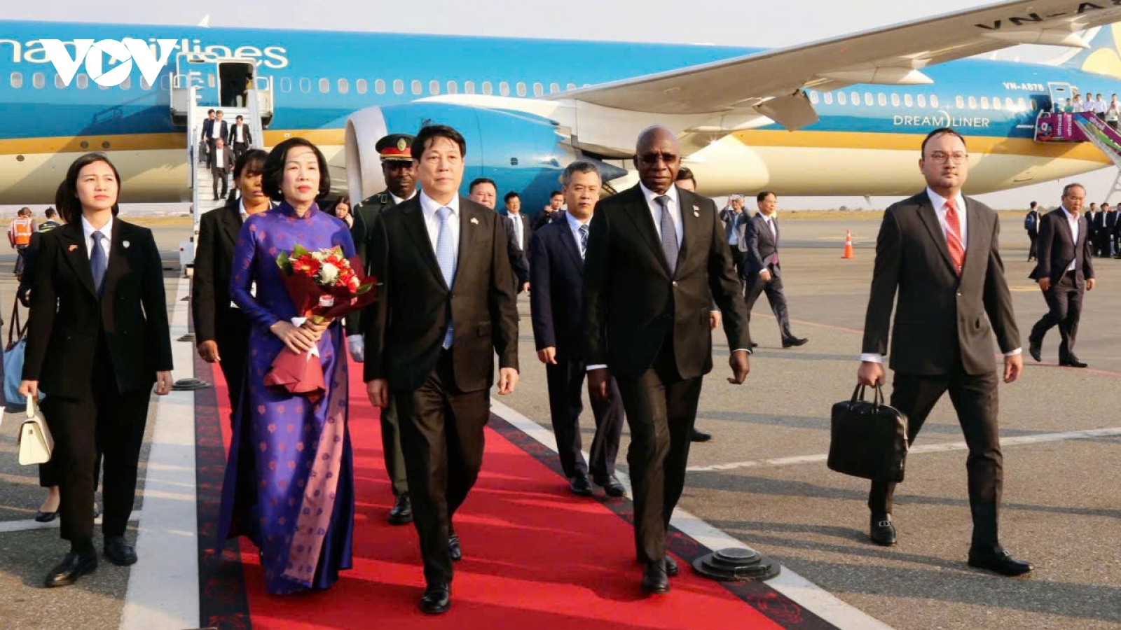 Chủ tịch nước Lương Cường đến Luanda, bắt đầu thăm cấp Nhà nước Cộng hoà Angola