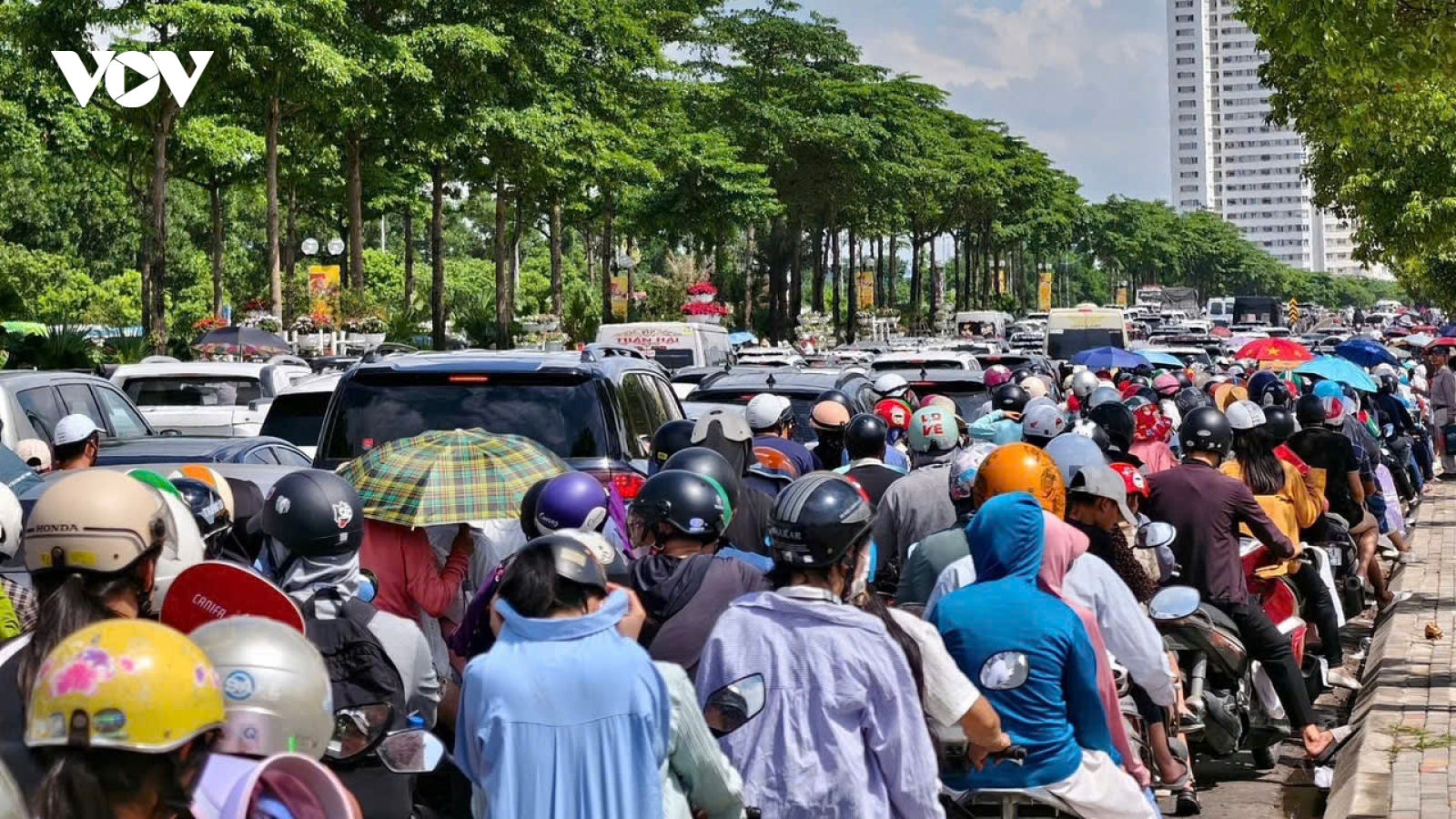 Ùn tắc kéo dài đường vào Trung tâm Hội chợ Triển lãm quốc gia ở Đông Anh