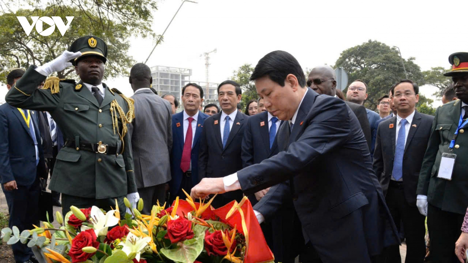 Chủ tịch nước Lương Cường đặt hoa tại Tượng Bác Hồ ở Luanda