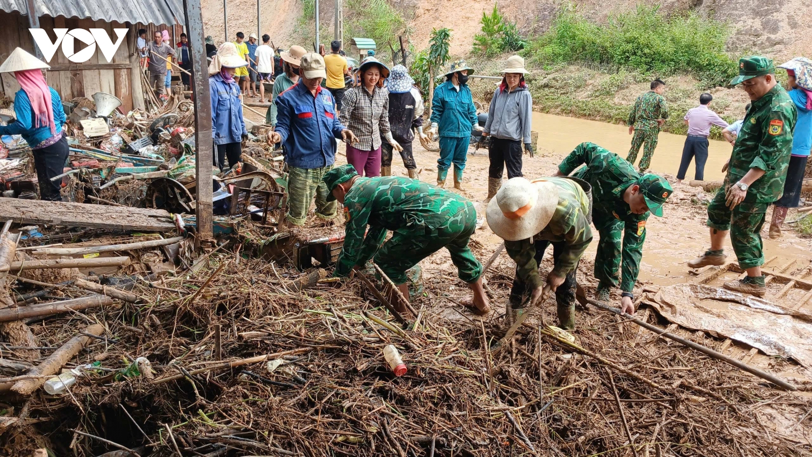 Bộ đội Biên phòng Sơn La cùng bà con vùng lũ vượt khó