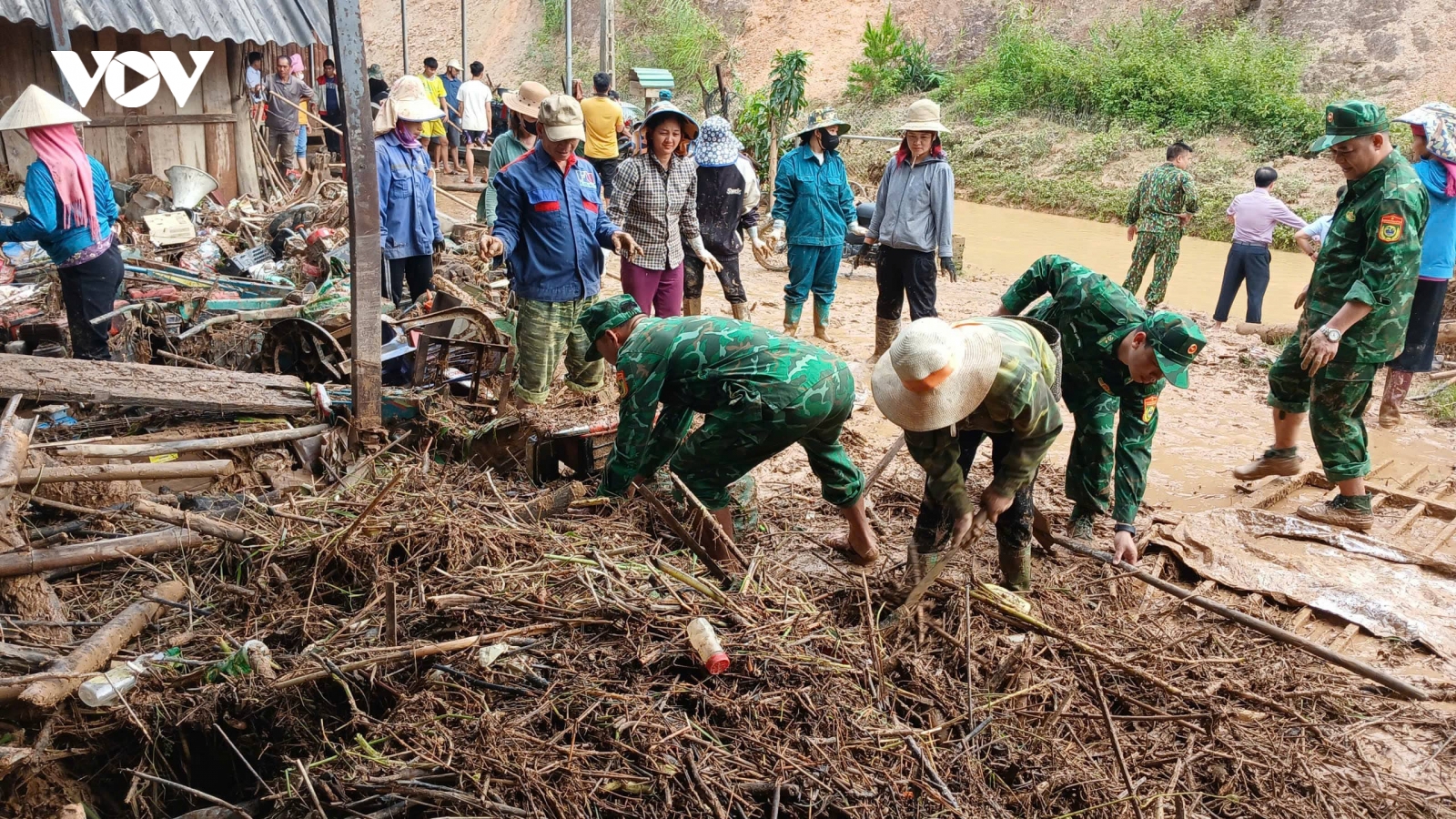 Bộ đội Biên phòng Sơn La cùng bà con vùng lũ vượt khó
