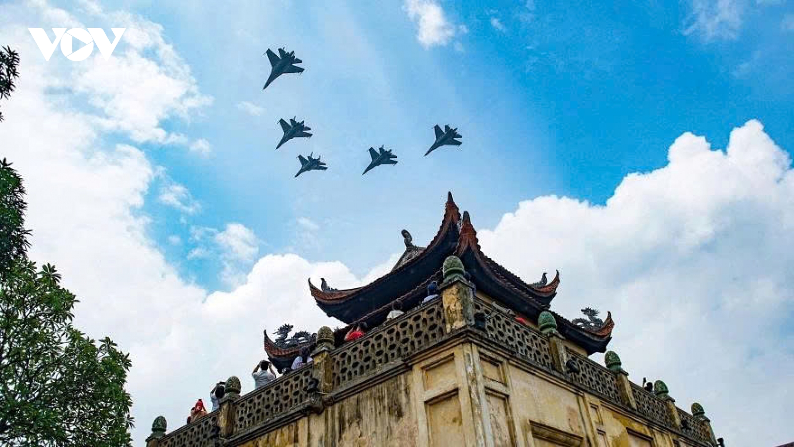 Military helicopters, fighter jets rehearse over Hanoi for National Day parade