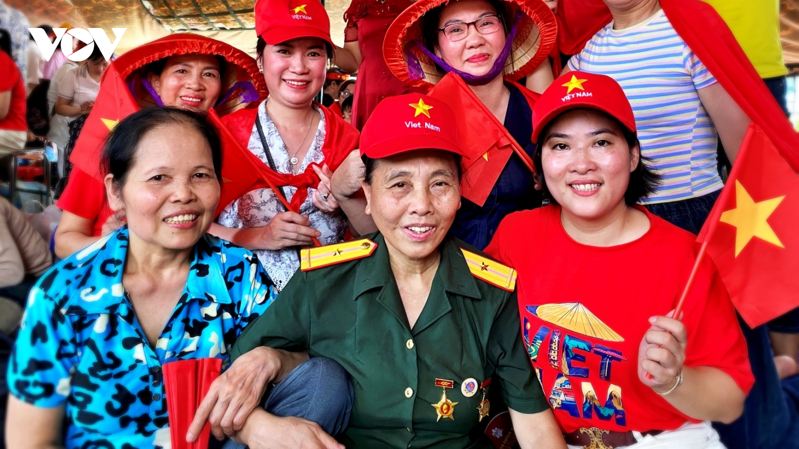 Hàng nghìn người ngồi kín vỉa hè trước 15 tiếng chờ xem tổng duyệt diễu binh