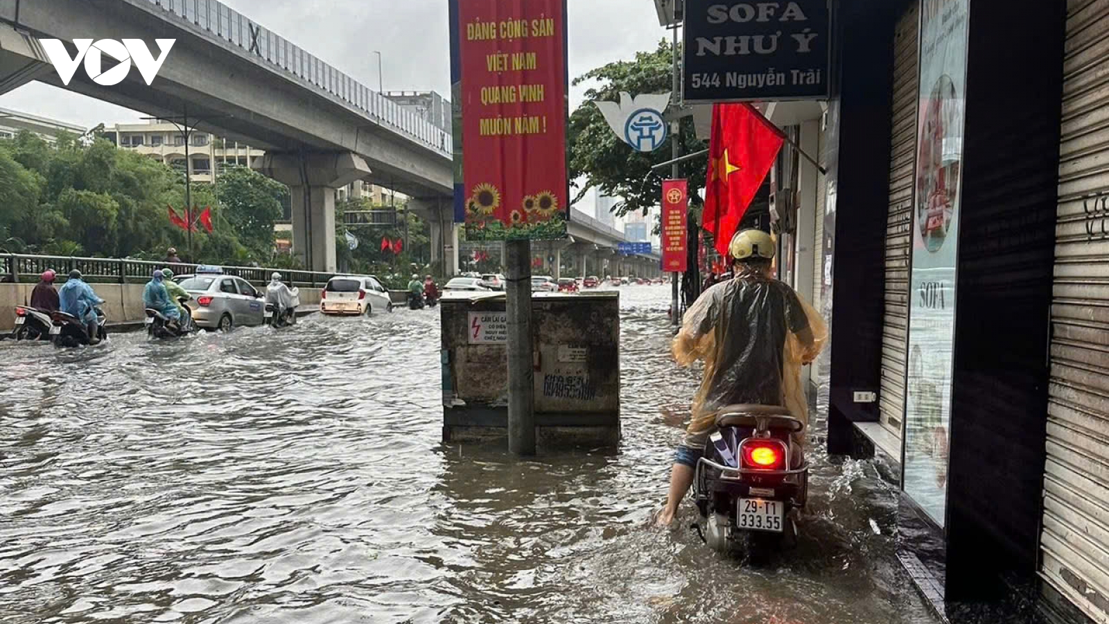 Ảnh hưởng bão số 5, Hà Nội mưa trắng trời, nhiều nơi ngập sâu