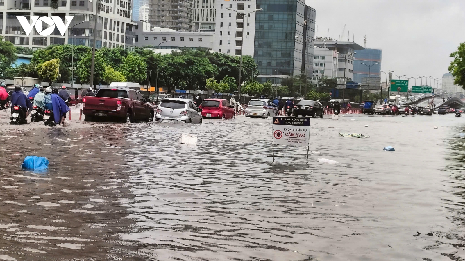 Giao thông Hà Nội vào giờ cao điểm sáng, phương tiện tê liệt trong biển nước