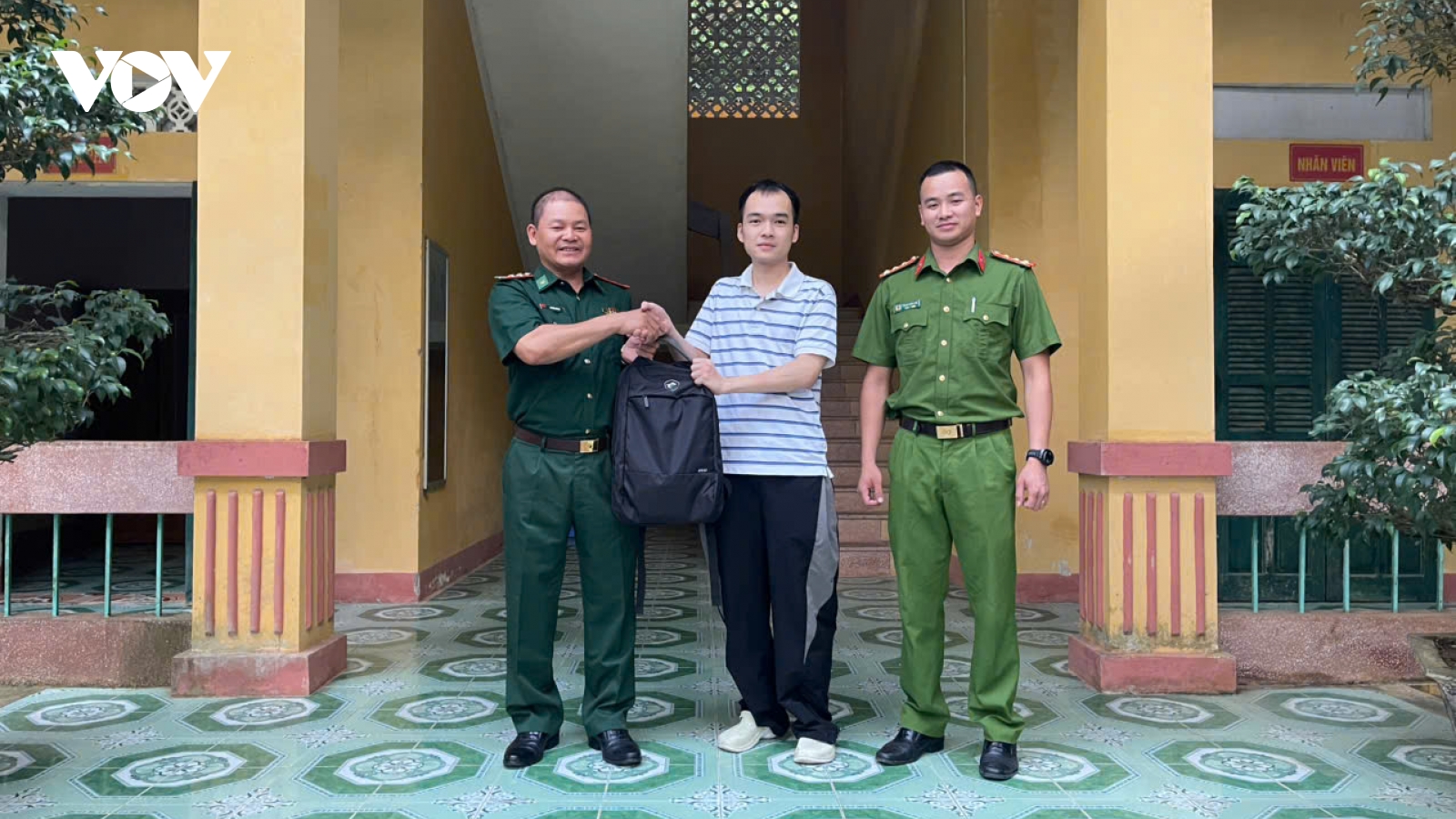 Đồn Biên phòng Đàm Thủy, Cao Bằng trao trả tài sản đánh rơi cho khách du lịch