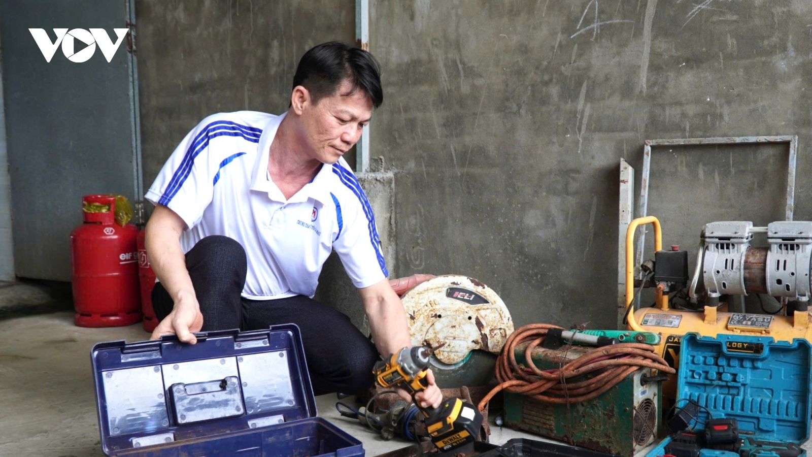 Vụ cựu hiệu trưởng bị cáo buộc tham ô: “Ghé thăm thầy là quý rồi, đừng mua quà”