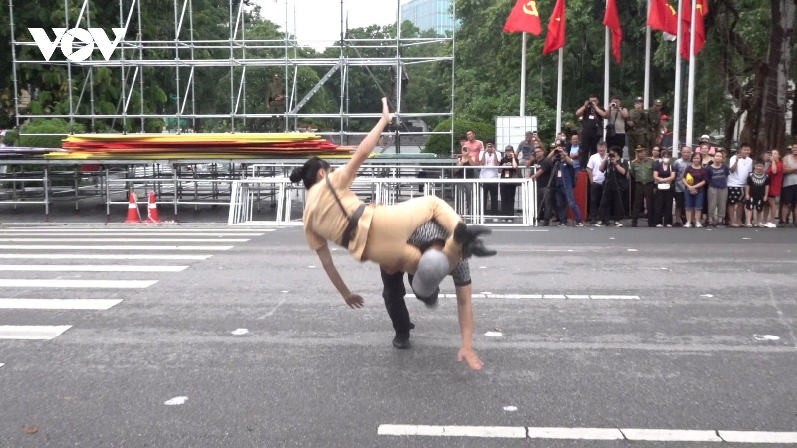 Mãn nhãn tình huống nữ CSGT Hà Nội tung đòn trấn áp nhóm tội phạm tay đao tay gậy