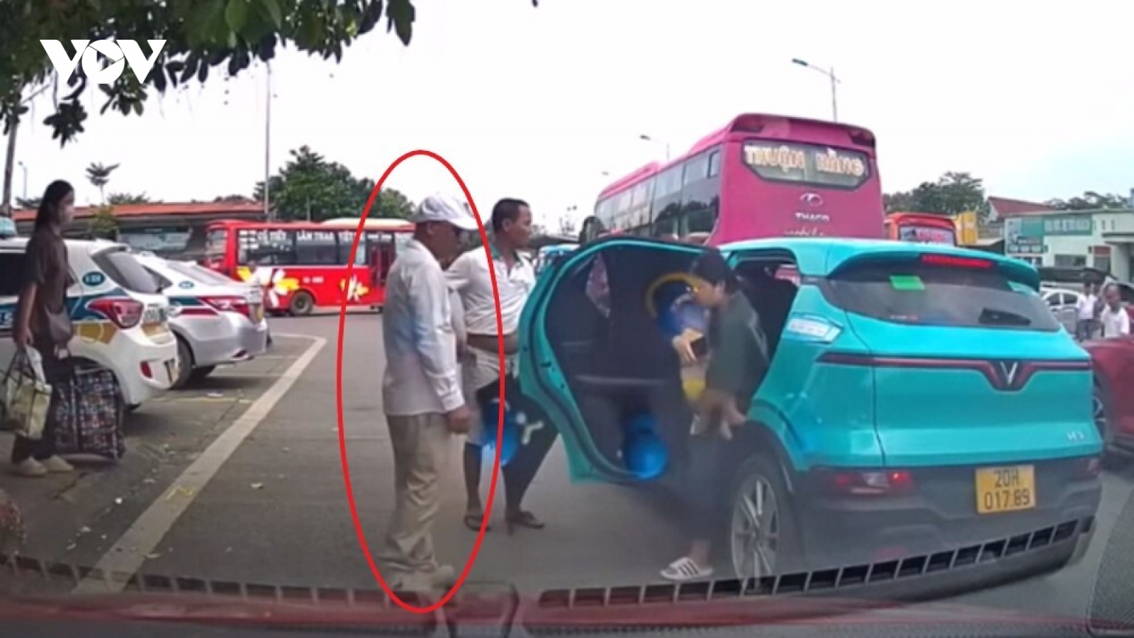 Tài xế chặn đầu taxi, không cho đón khách ở bến xe Thái Nguyên bị phạt 4 triệu