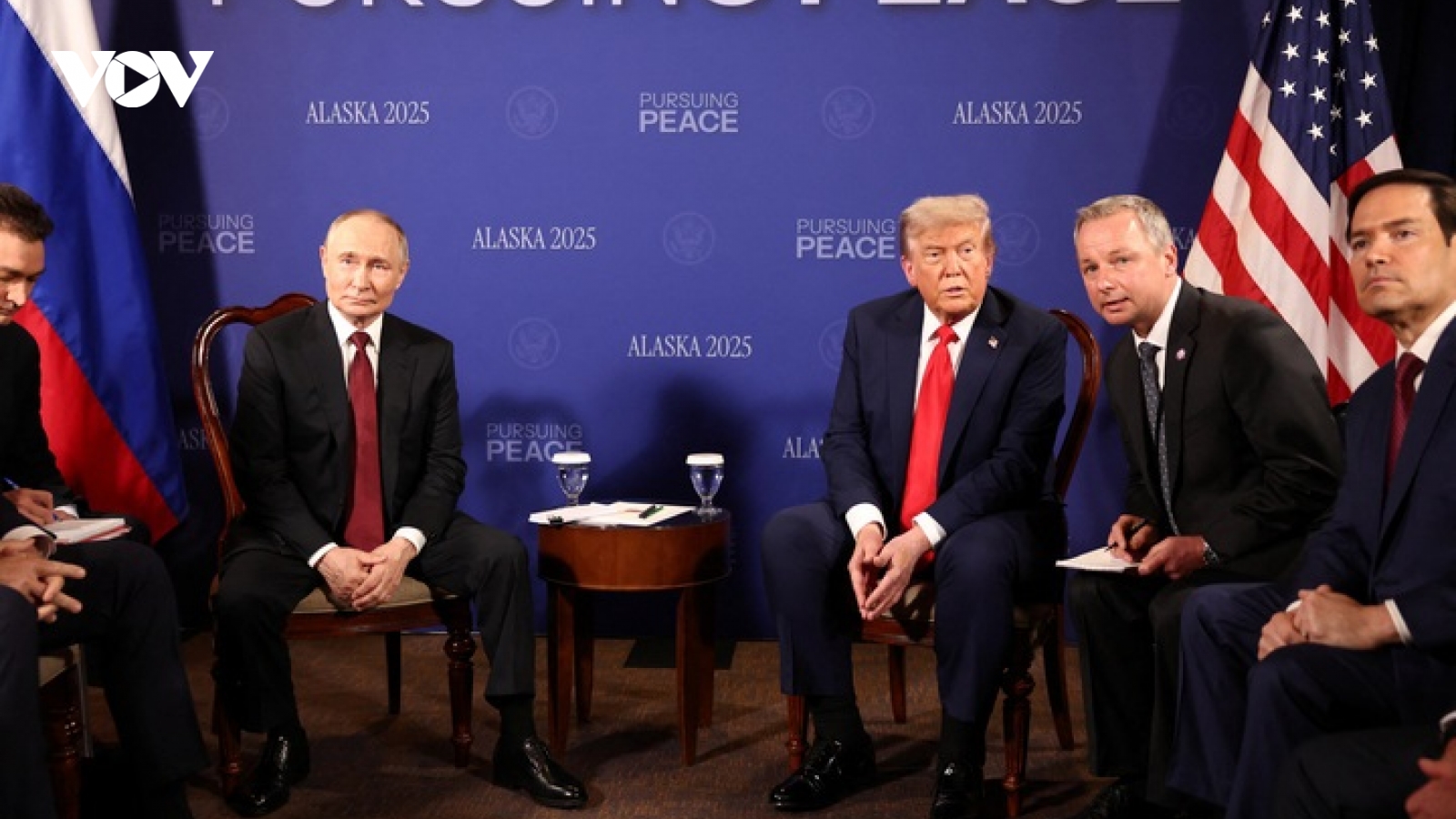 Ông Trump mời Tổng thống Putin ngồi chung xe đến phòng hội đàm