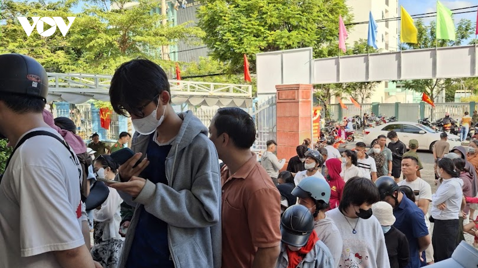 Người dân Đà Nẵng xếp hàng chờ nhận quà Tết Độc lập