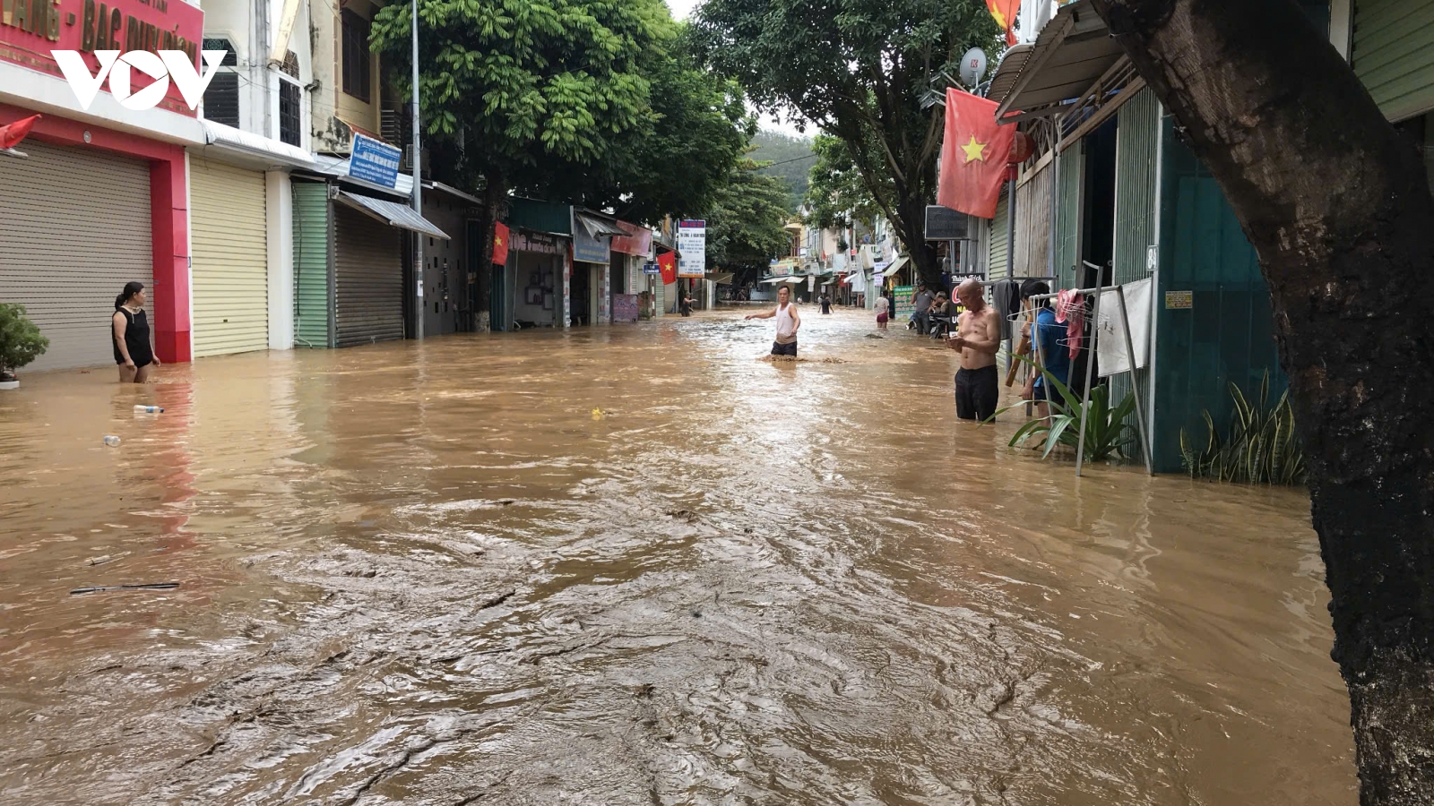 Nước lũ dâng cao, ngập úng, ách tắc nhiều tuyến đường ở Sơn La