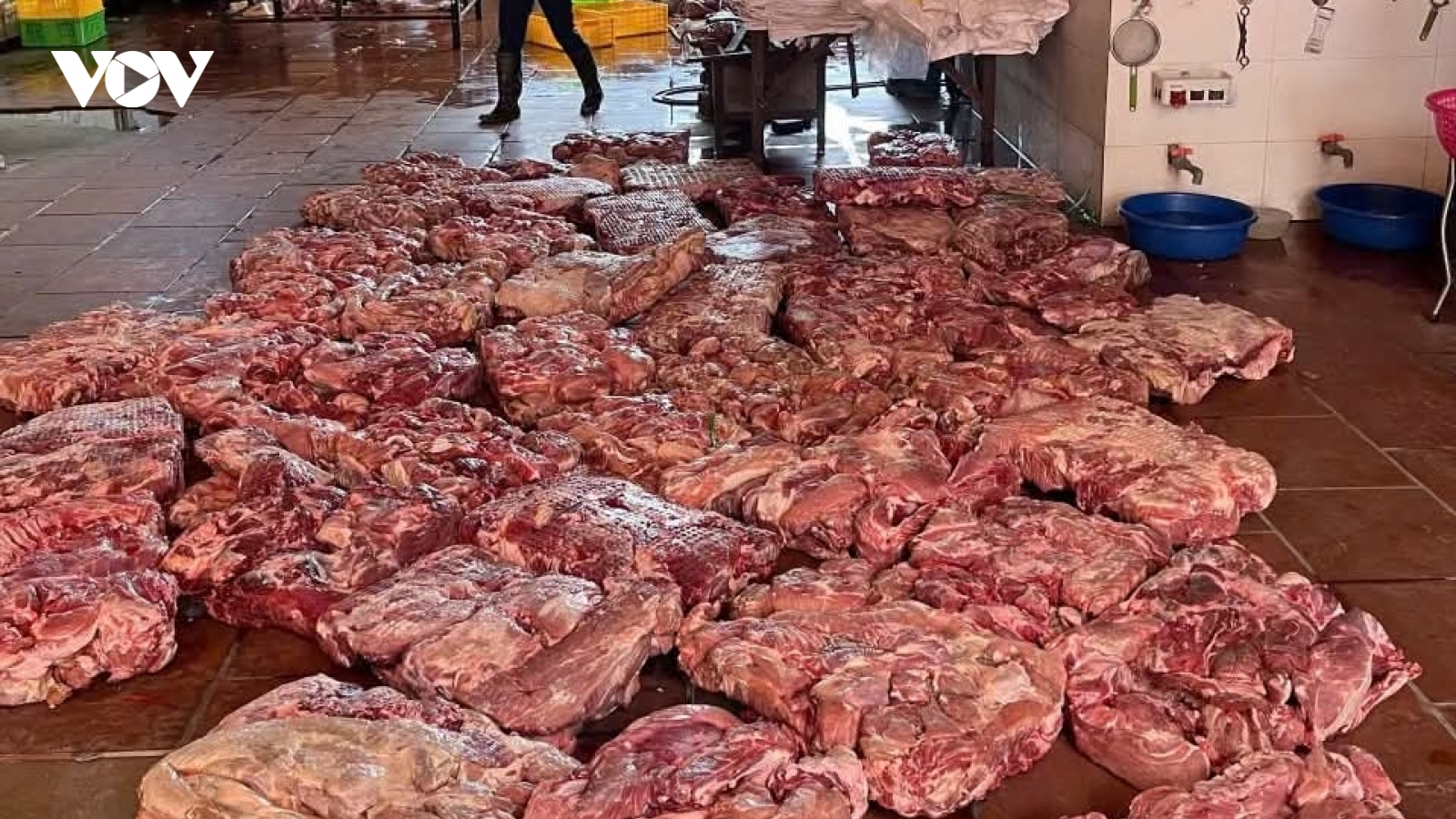 Bắt quả tang 2 cơ sở kinh doanh thực phẩm bẩn, bốc mùi hôi thối ở Bắc Ninh