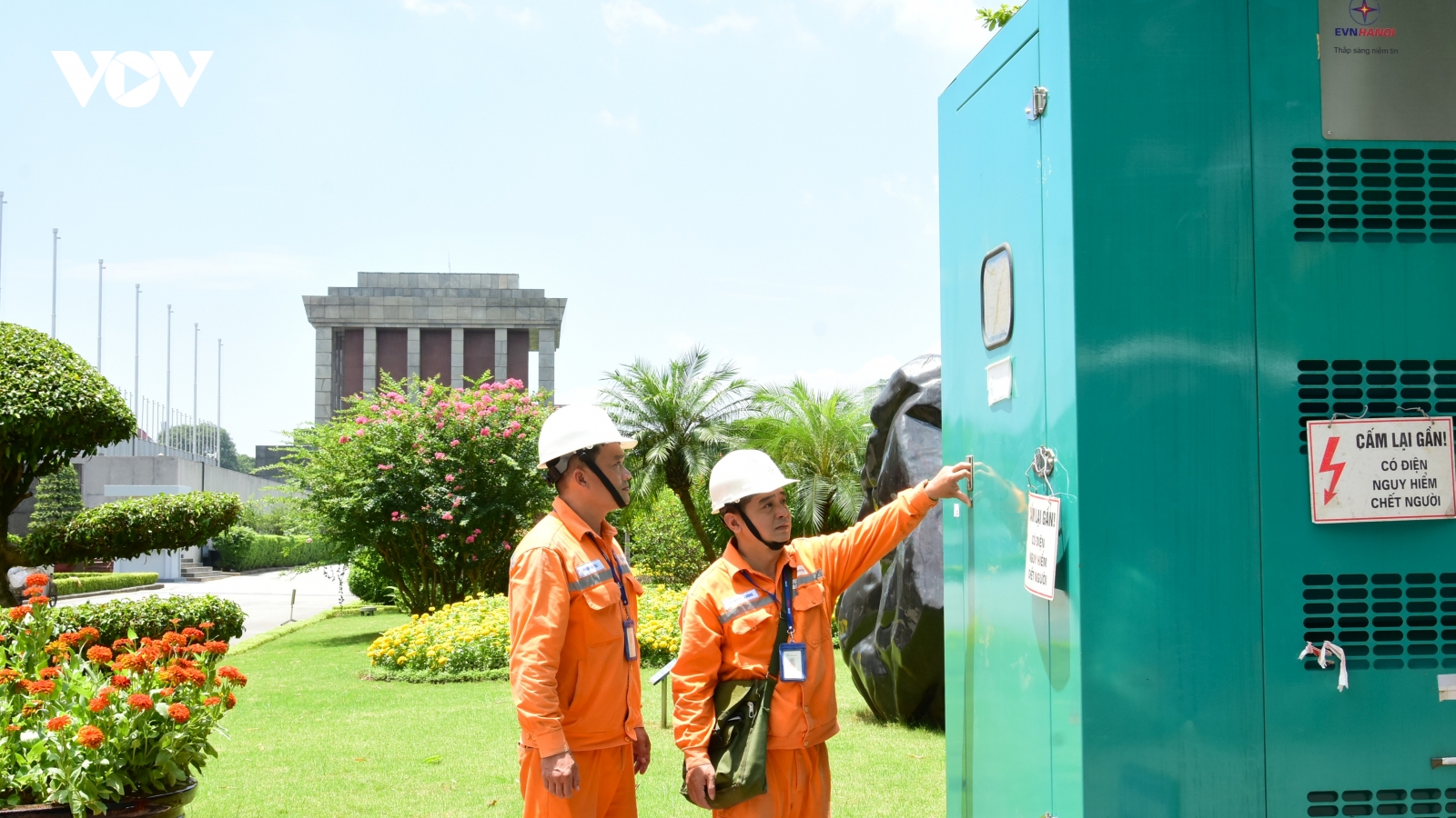 Thợ điện Thủ đô lặng lẽ “trực chiến” đảm bảo nguồn điện cho các sự kiện chào mừng Đại lễ A80