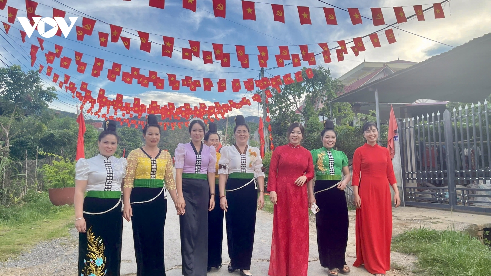 Đồng bào các dân tộc miền núi Sơn La chào đón Tết độc lập