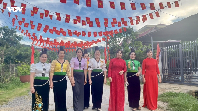 Đồng bào các dân tộc miền núi Sơn La chào đón Tết độc lập