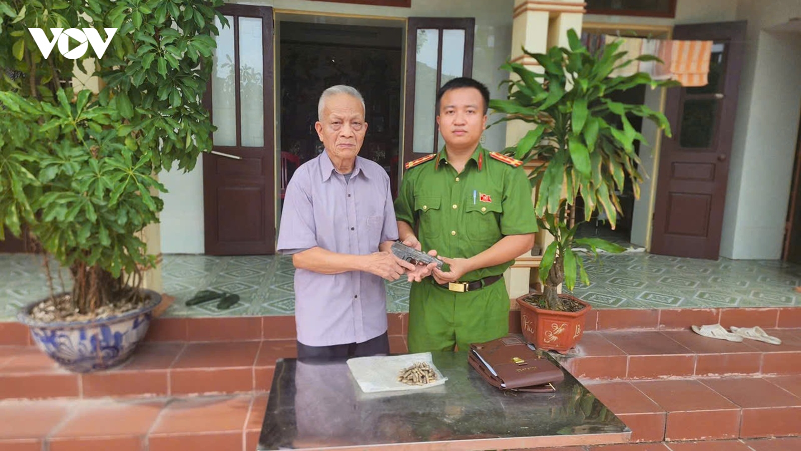 Giao nộp súng và 57 viên đạn cho công an sau khi đào được ở bụi chuối