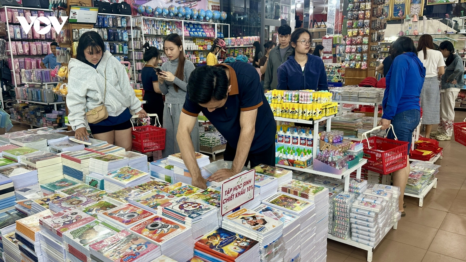 Đắk Lắk nhộn nhịp thị trường đầu năm học mới, hàng Việt chiến ưu thế