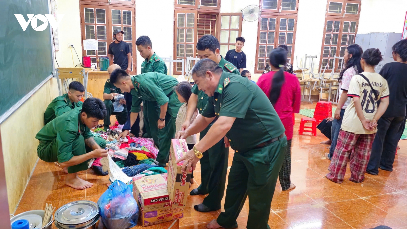 Bộ đội biên phòng Sơn La hỗ trợ bà con vùng lũ tránh trú an toàn trong đêm