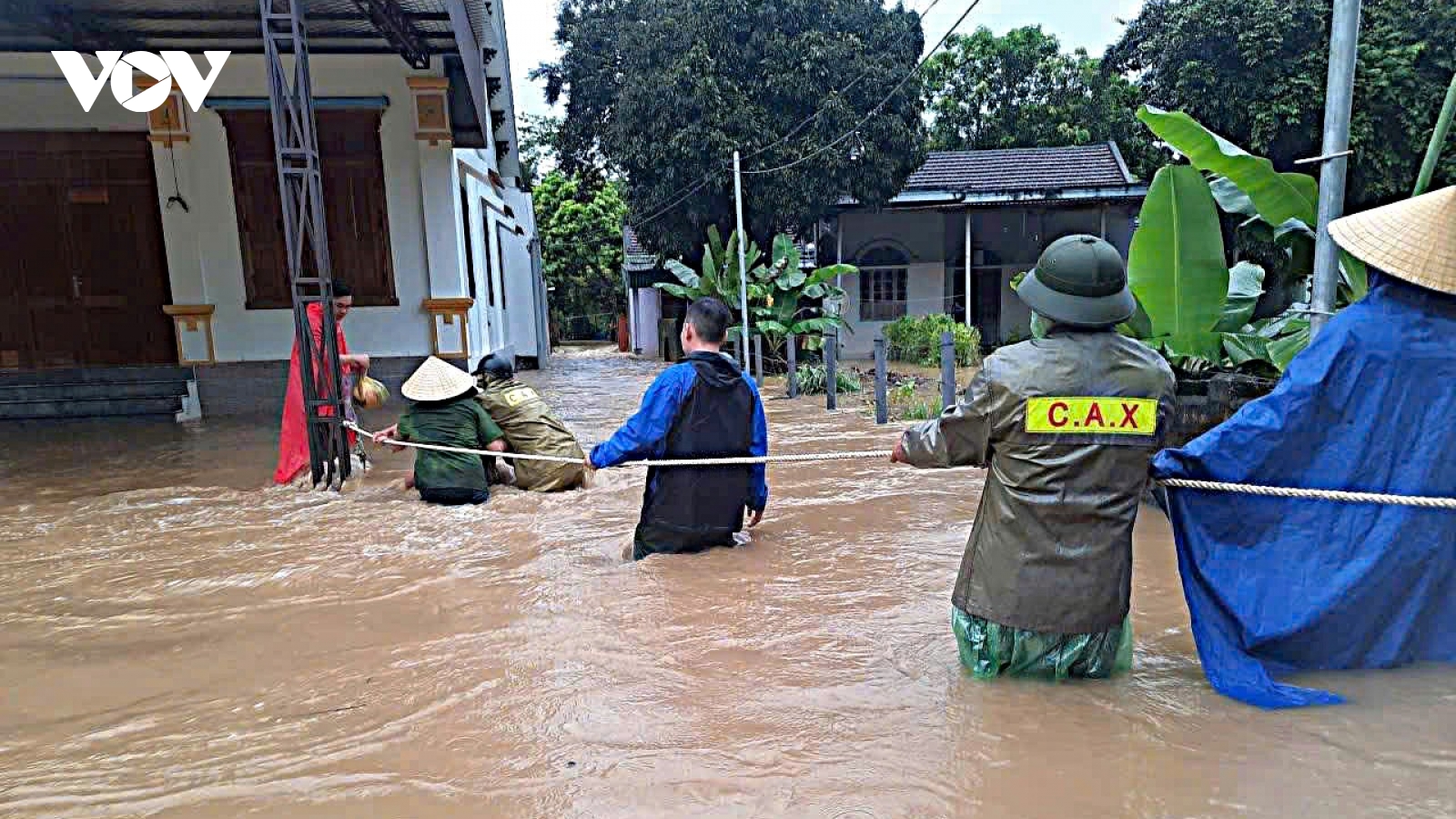 Quốc lộ 48 ở Nghệ An bị chia cắt do lũ