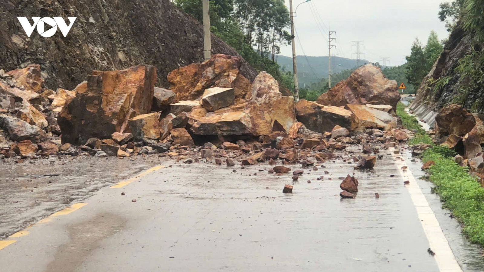 Sạt lở hàng chục tấn đá trên quốc lộ 18 do mưa lớn ở Quảng Ninh