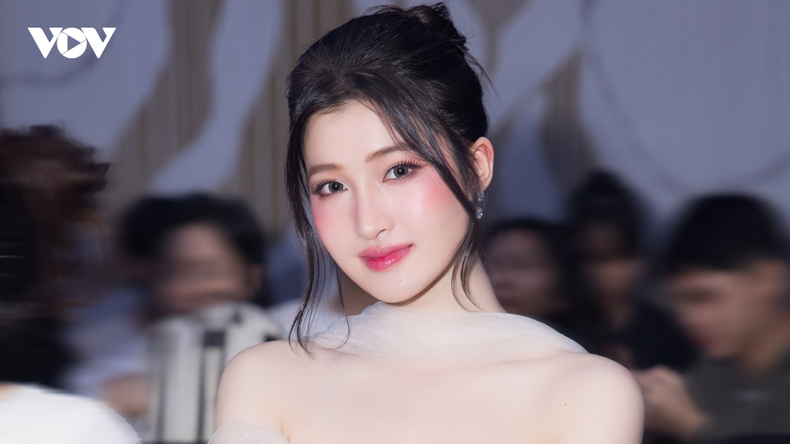 Sao Việt 29/8: Á hậu Phương Nhi dự khai mạc triển lãm cùng nhà chồng