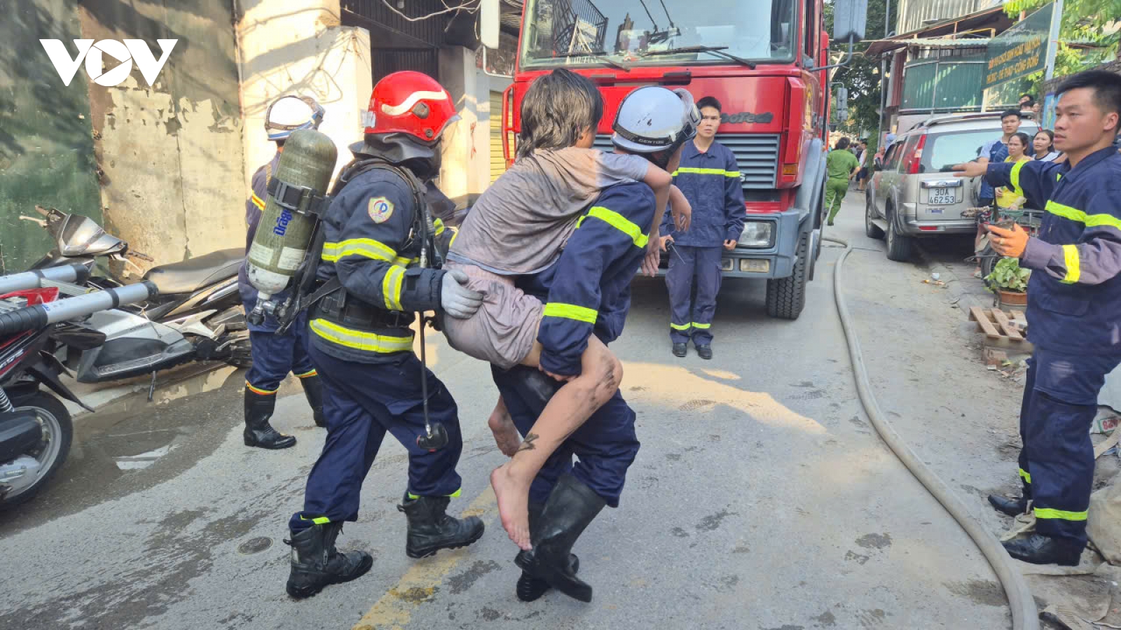 Cháy nhà dữ dội ở Hà Nội, 3 trẻ nhỏ được cứu thoát