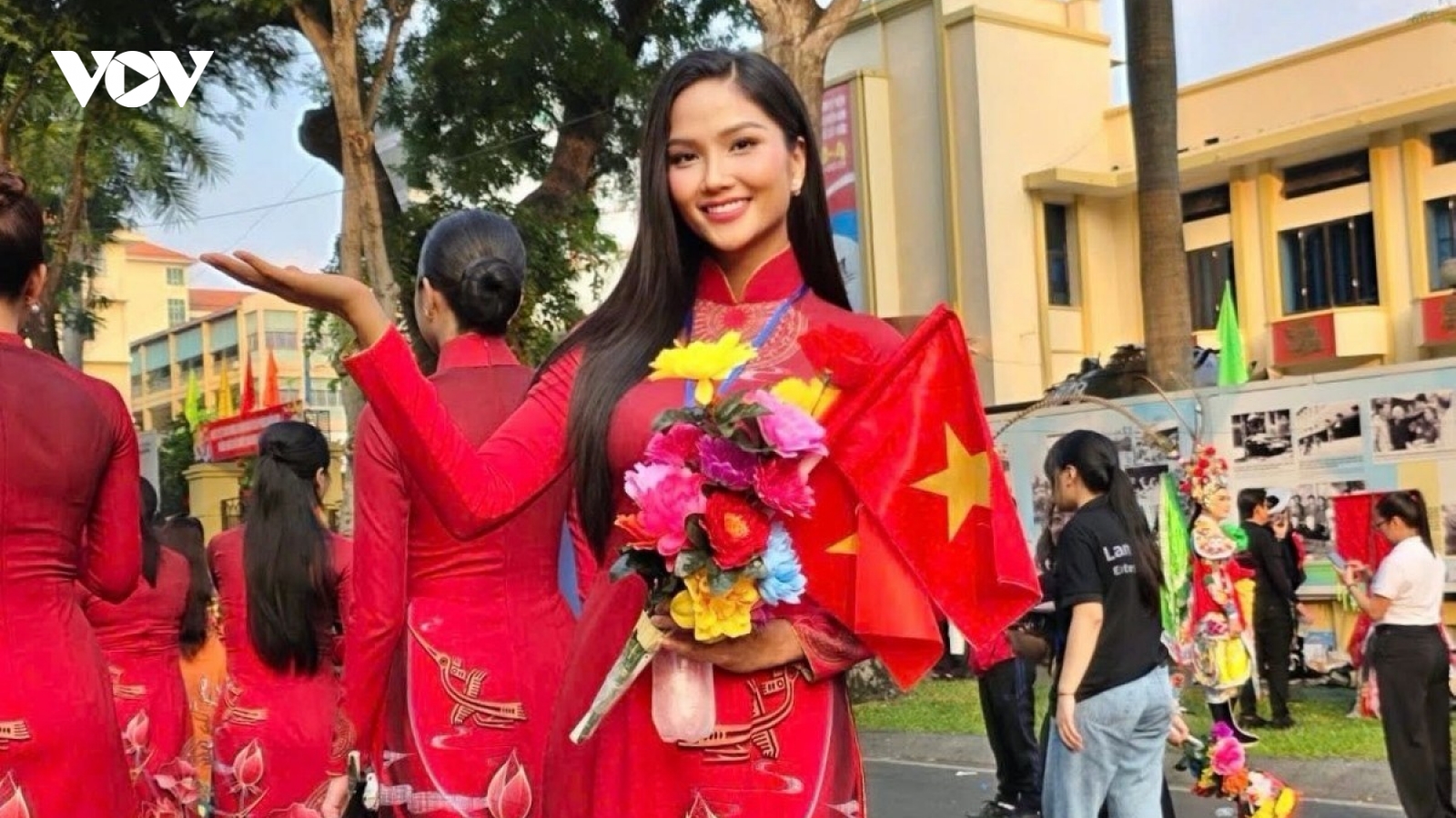 Sao Việt 24/8: H'Hen Niê mang thai gần 5 tháng khi tham gia diễu hành 30/4