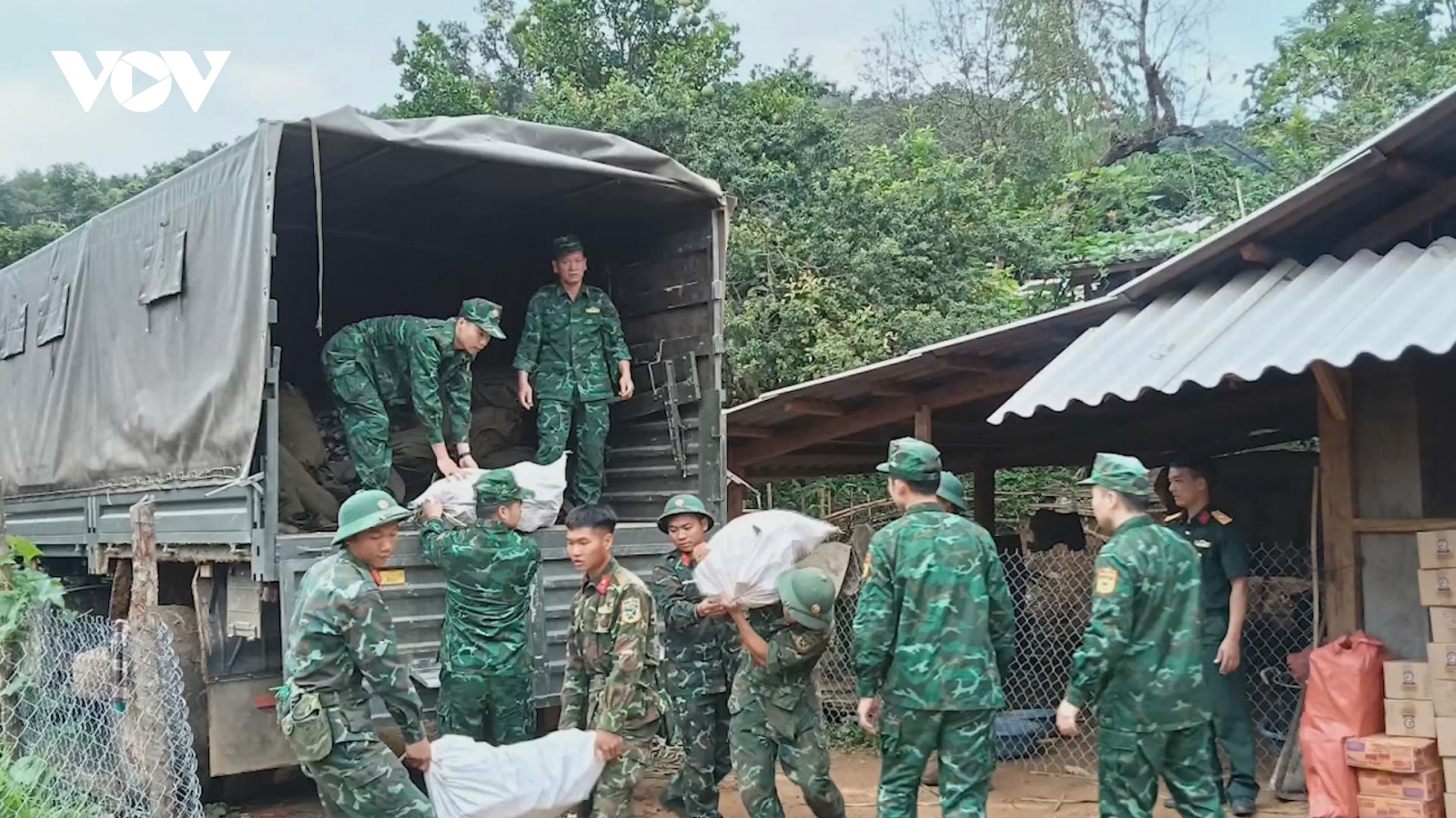 Bộ đội Điện Biên dựng nhà bạt ở tạm cho người dân vùng lũ Háng Pu Xi