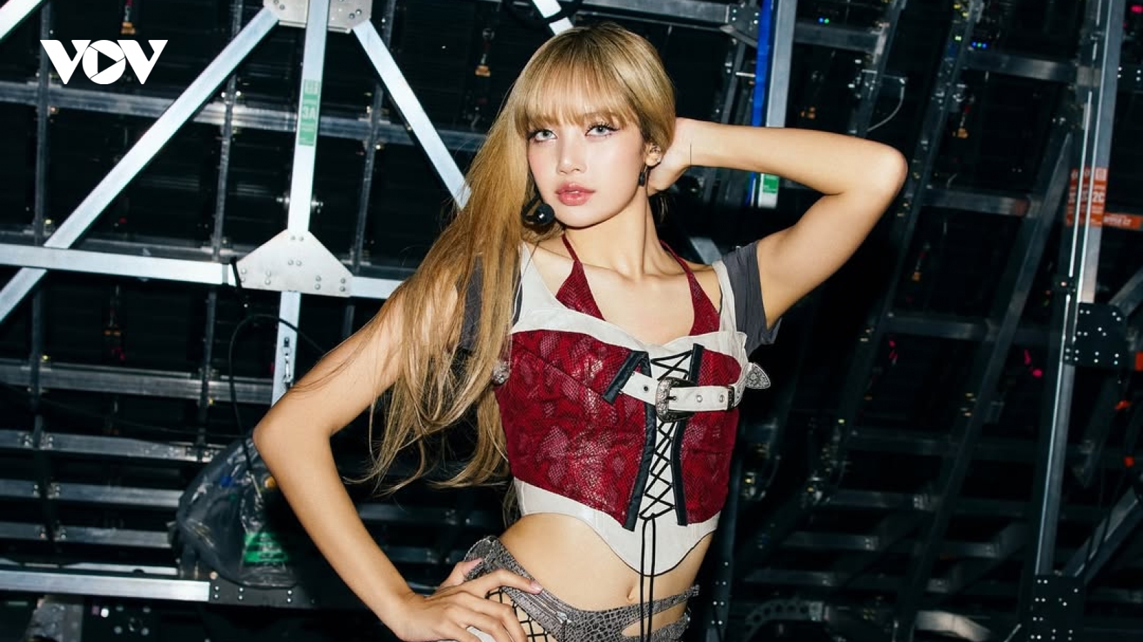 Màn trình diễn gợi cảm của Lisa (Blackpink) gây tranh cãi