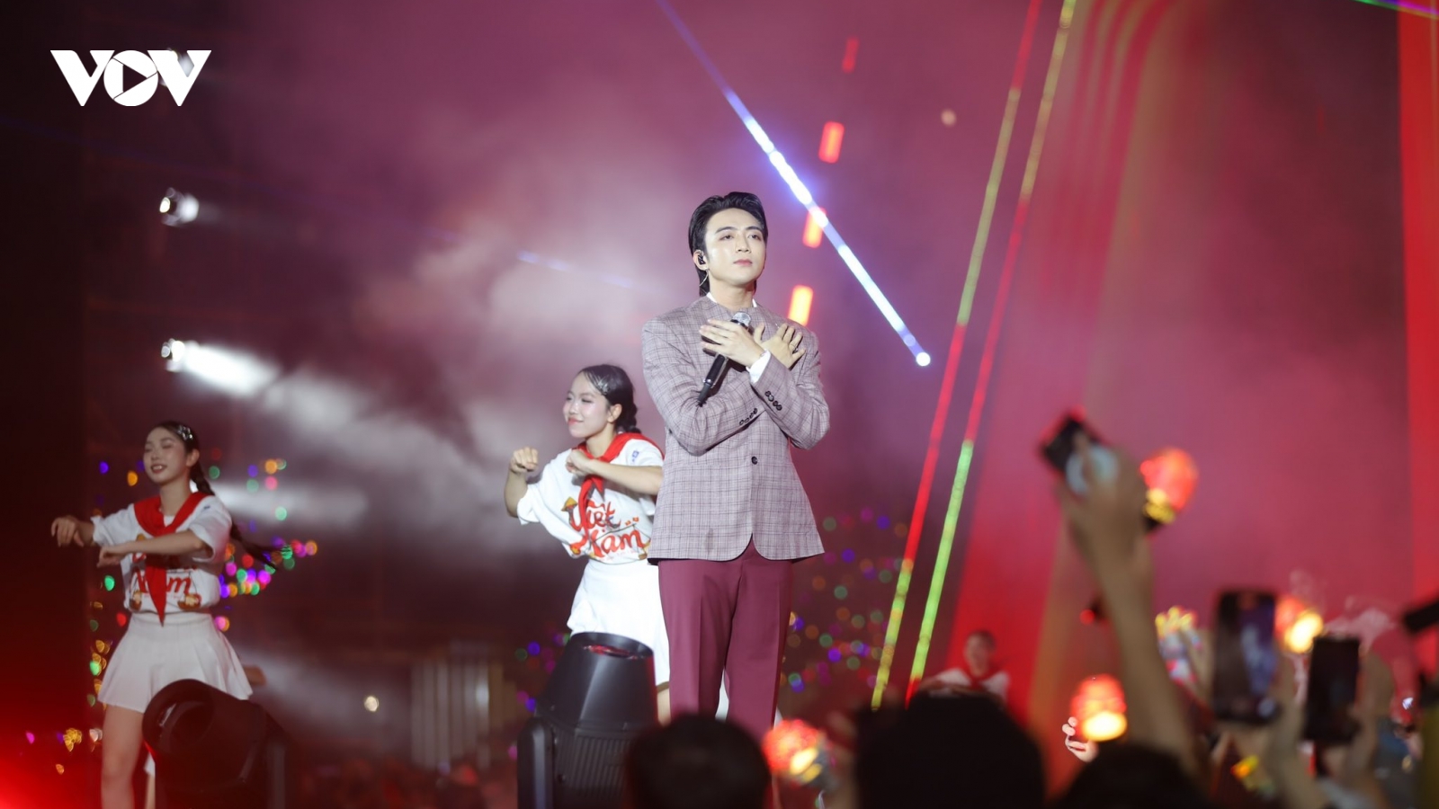 Concert “Việt Nam trong tôi” quyên góp 4,2 tỷ đồng gửi tới đồng bào miền Trung