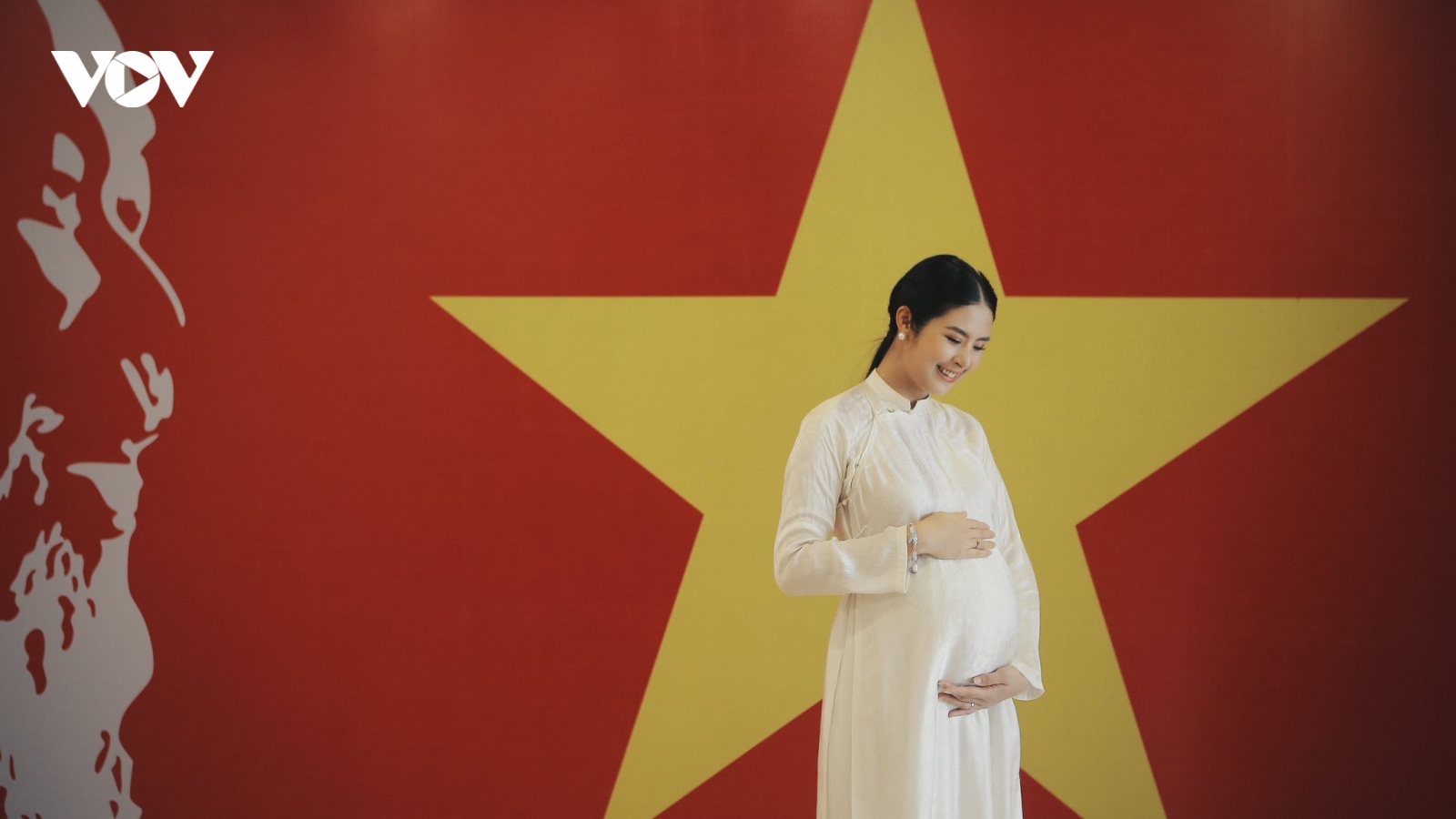 Sao Việt 30/8: Hoa hậu Ngọc Hân khoe bụng bầu trong tà áo dài