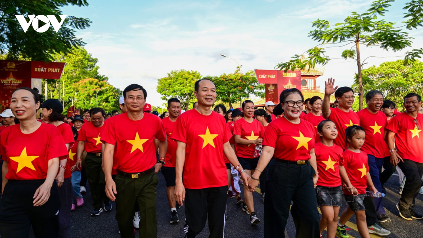 Hơn 1 triệu người dân tại 34 tỉnh, thành phố đi bộ “Cùng Việt Nam tiến bước”