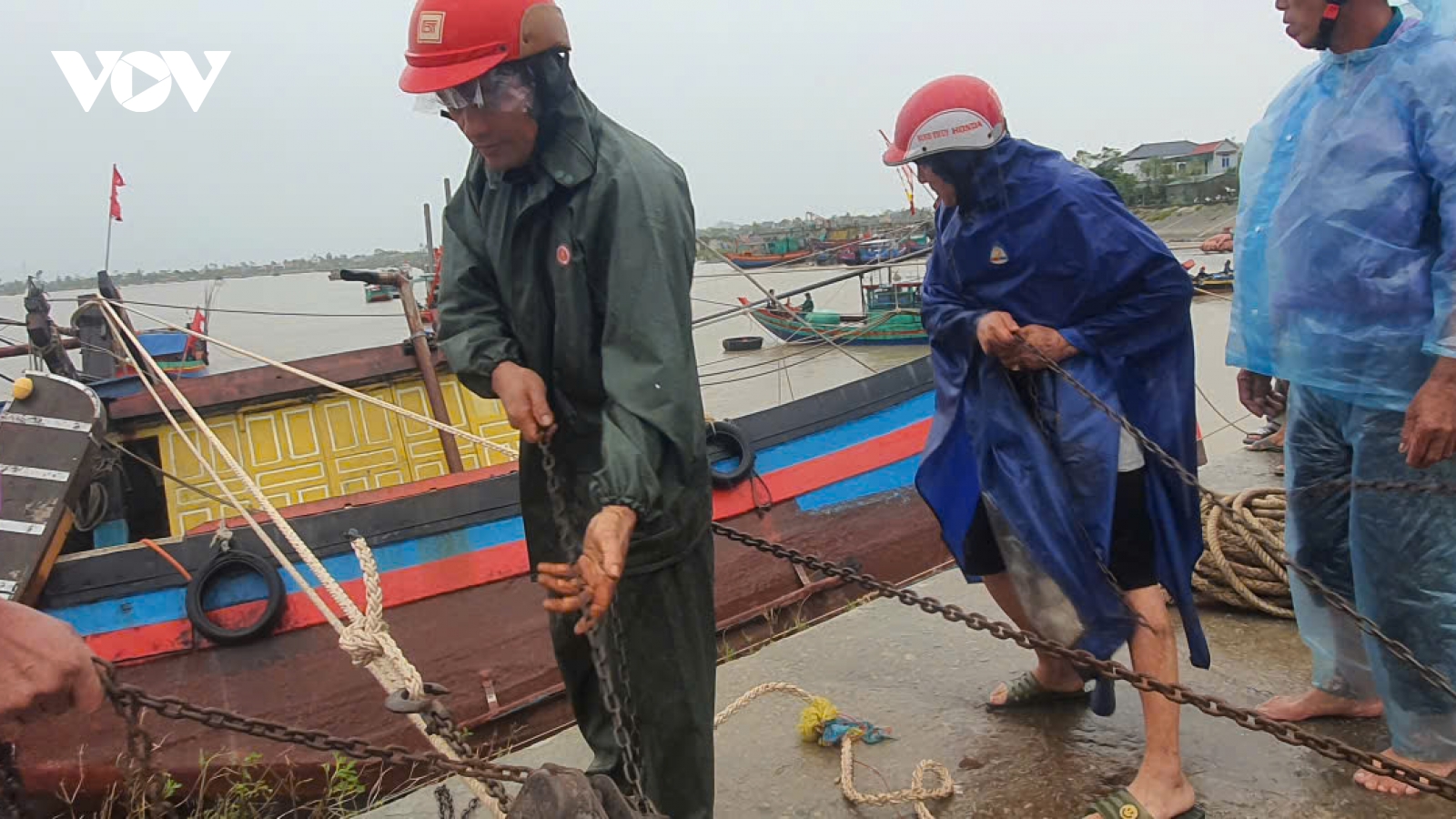 Xót xa chứng kiến ngư dân Hà Tĩnh cứu vớt tàu thuyền