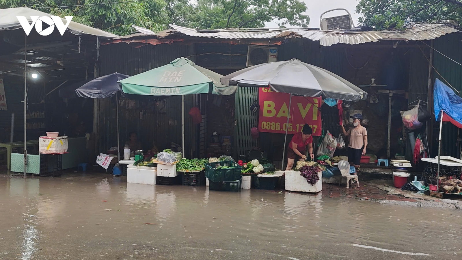 Mưa lớn, đường ngập sâu, tiểu thương chợ cóc vẫn bám trụ mưu sinh