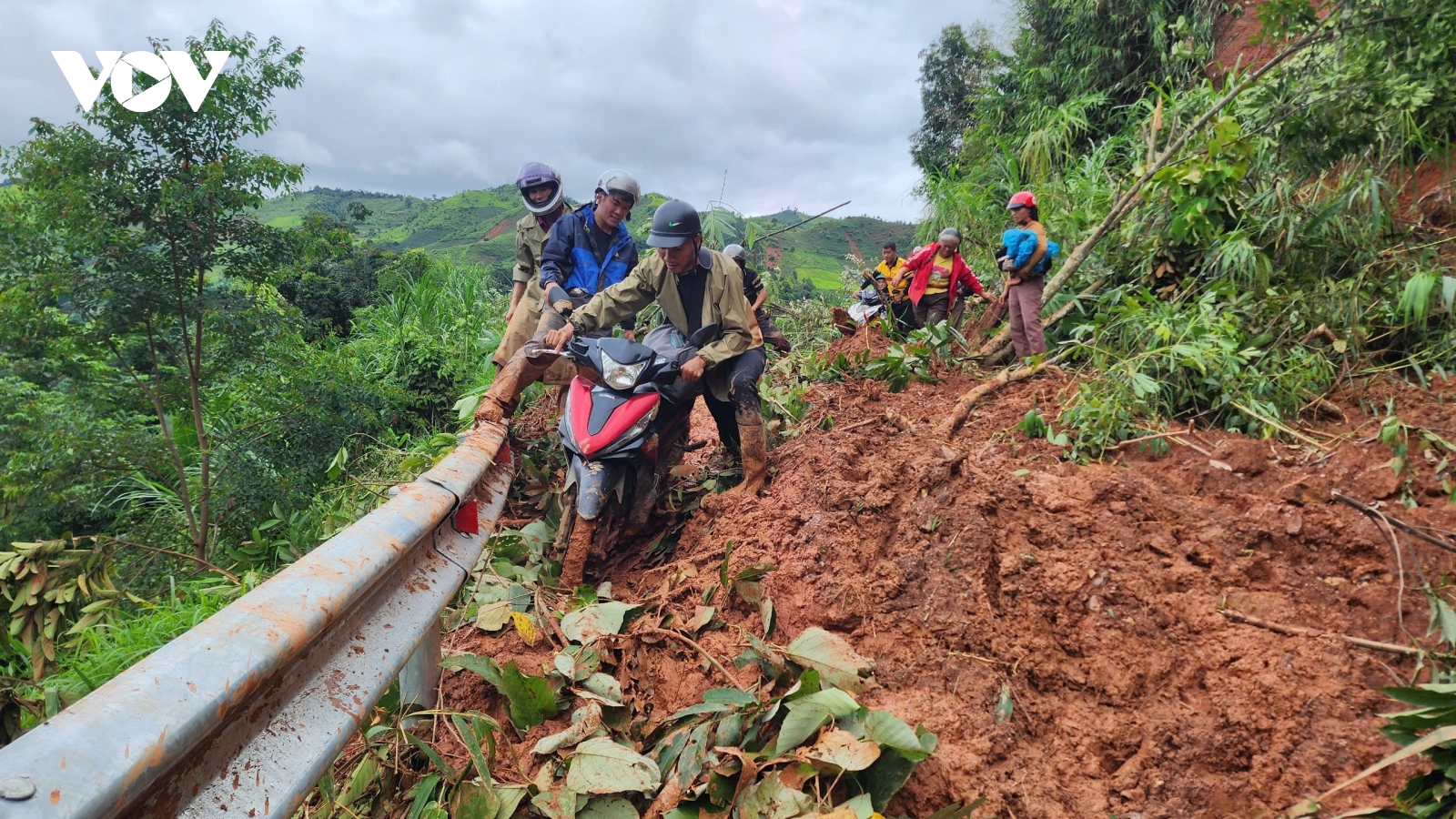 Mưa lũ tàn phá gây tê liệt Quốc lộ 12 tại Điện Biên