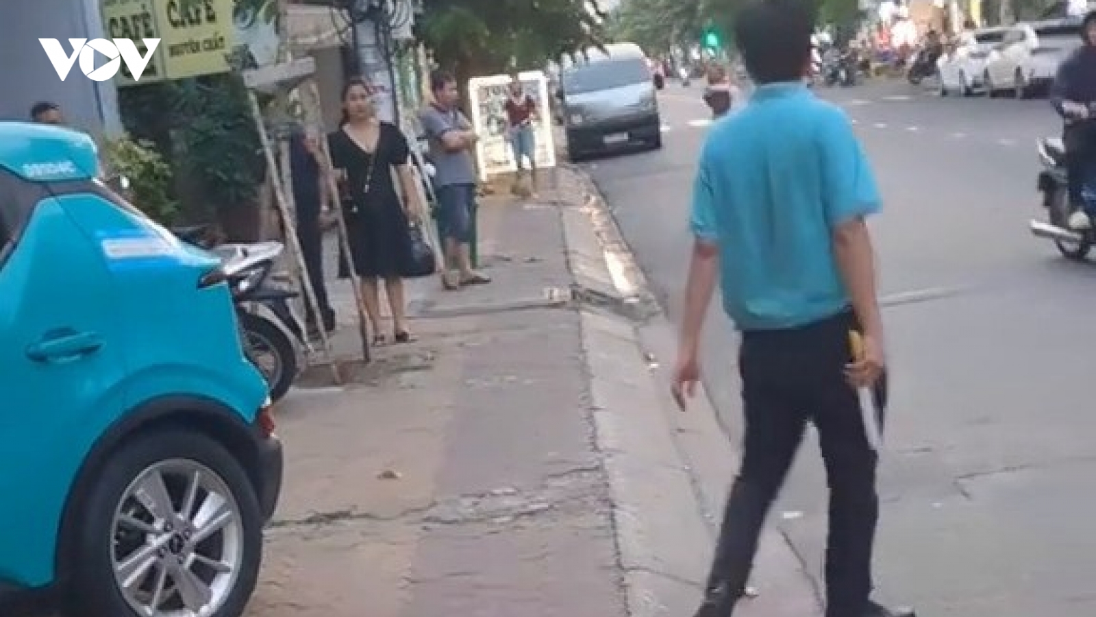 Vì sao tài xế taxi đâm đổ tường nhà dân rồi cầm dao dọa khách?