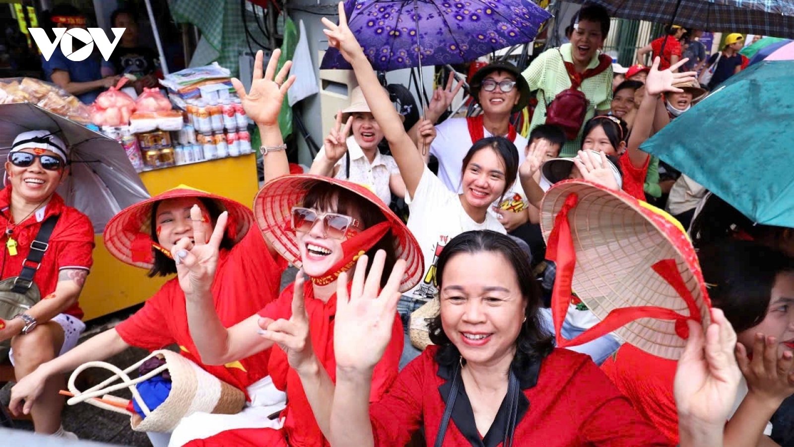 Hàng nghìn người dầm mưa, xếp hàng từ sớm chờ xem sơ duyệt diễu binh, diễu hành