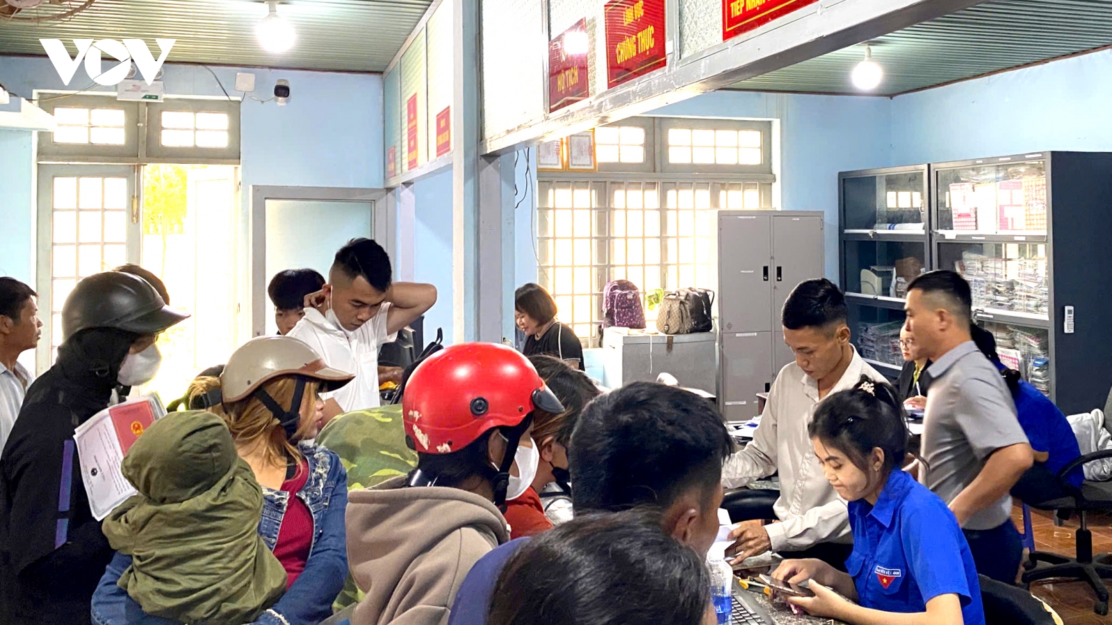 Đoàn viên thanh niên Đắk Lắk tích cực hỗ trợ người dân thành thạo ứng dụng số