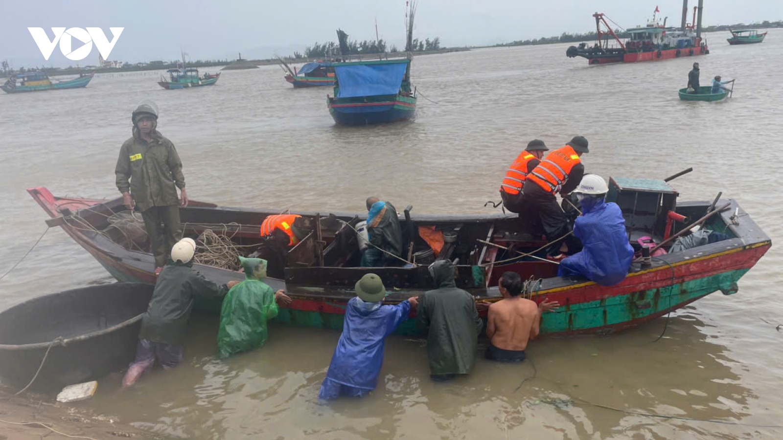 Vùng ven biển Hà Tĩnh thiệt hại sau bão: 36 tàu cá của ngư dân bị chìm