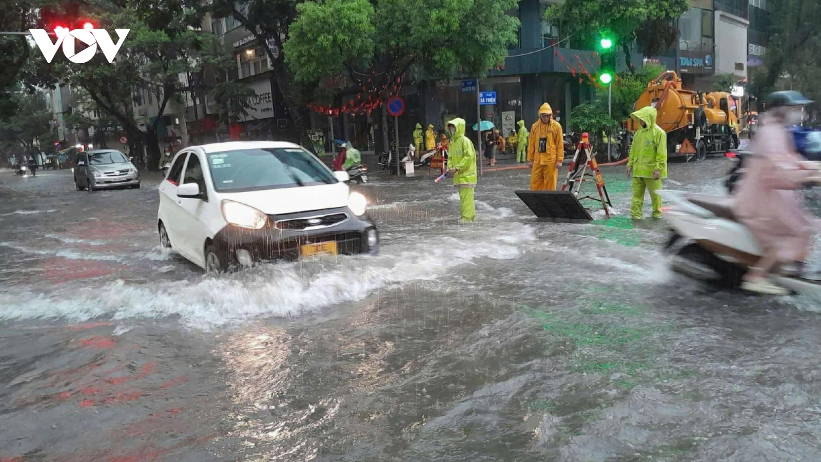 Bí quyết bảo vệ ô tô trong mùa mưa bão