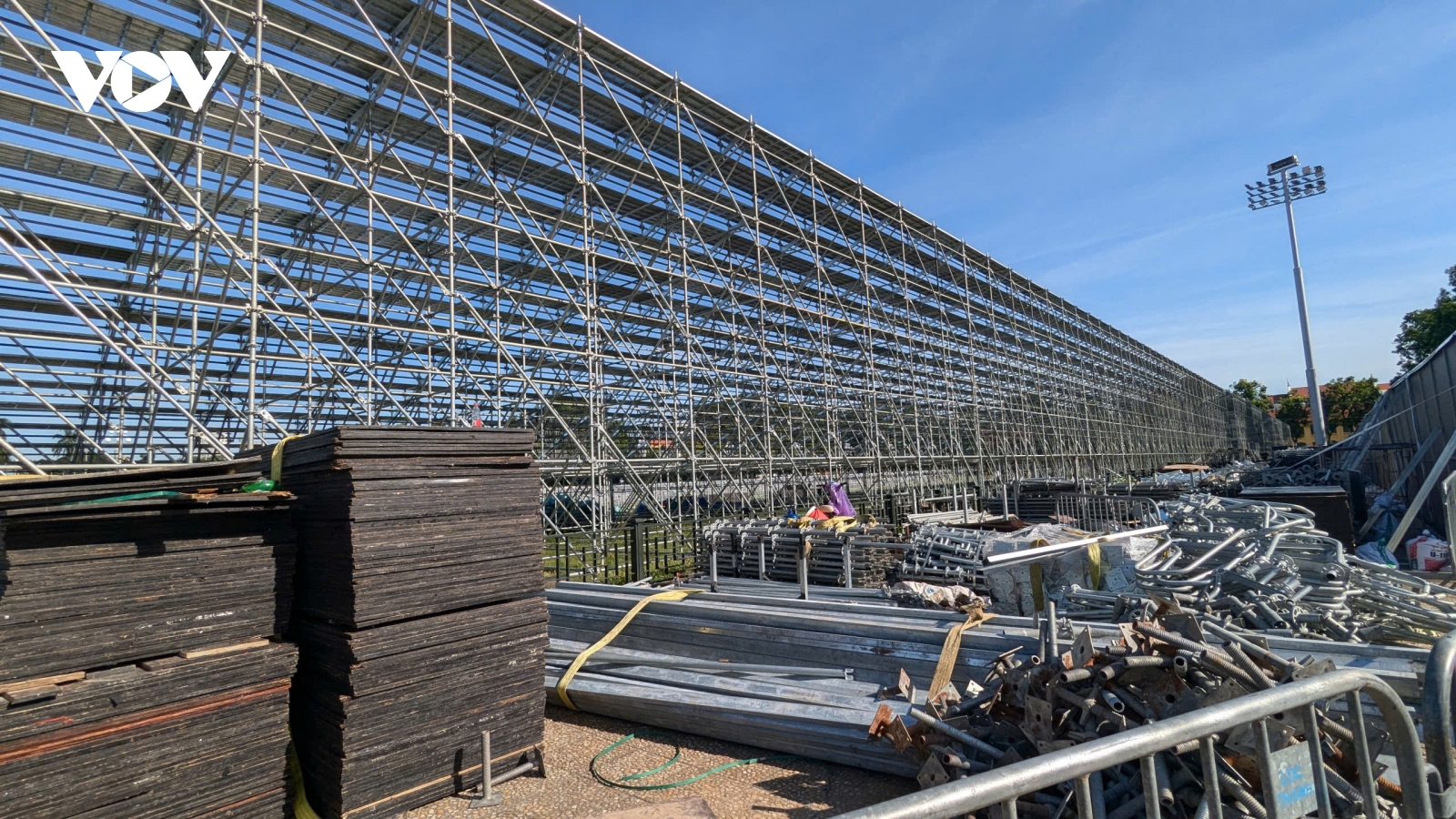 Hối hả dưới nắng 40 độ C chuẩn bị công đoạn cuối cho sân khấu lớn phục vụ Đại lễ A80