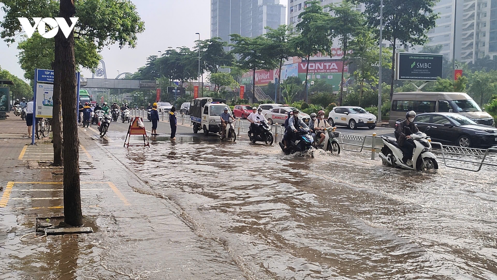 Ba ngày sau mưa lớn, Hà Nội vẫn có nơi ngập sâu khiến xe cứu hộ phải quay đầu