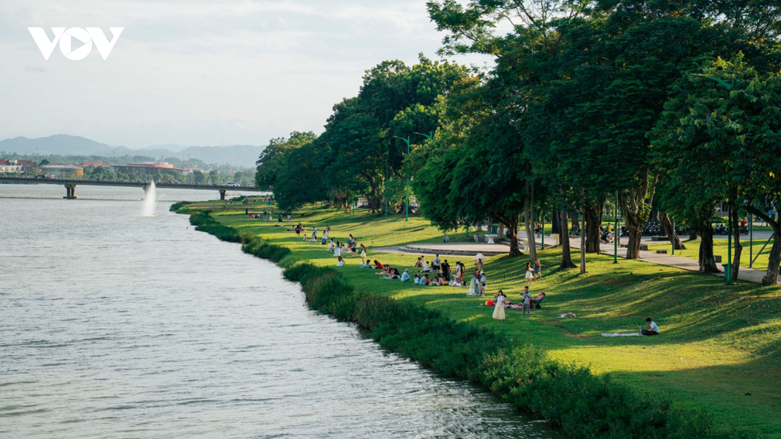 Bãi cỏ sông Hương – chốn bình yên không thể bỏ qua khi đến Huế