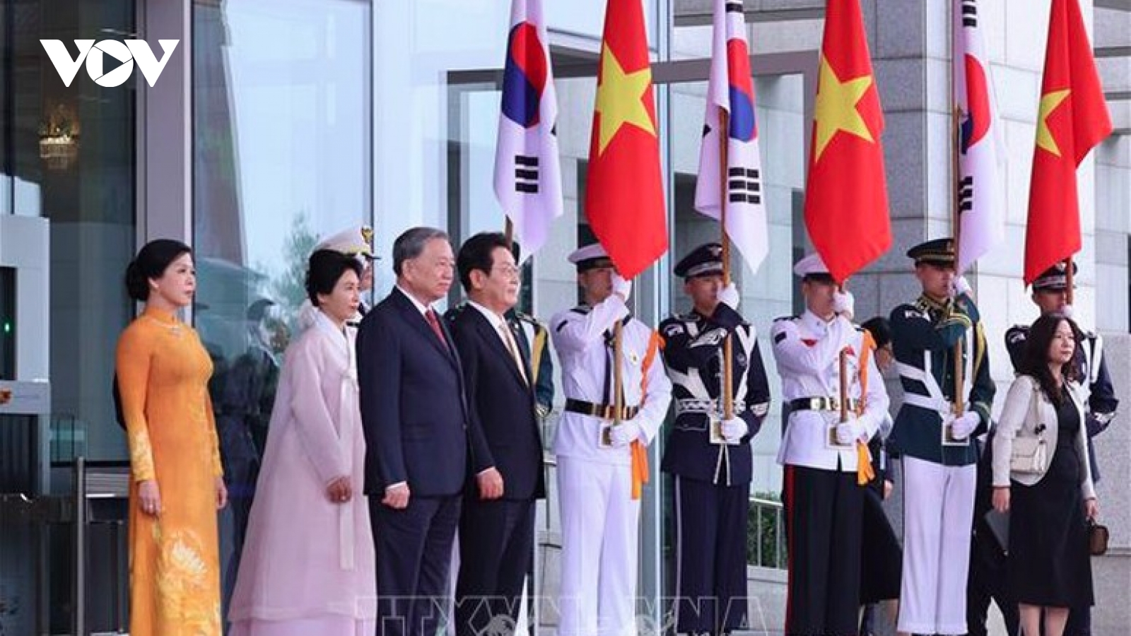 State welcome in RoK marks Vietnamese Party chief’s official visit