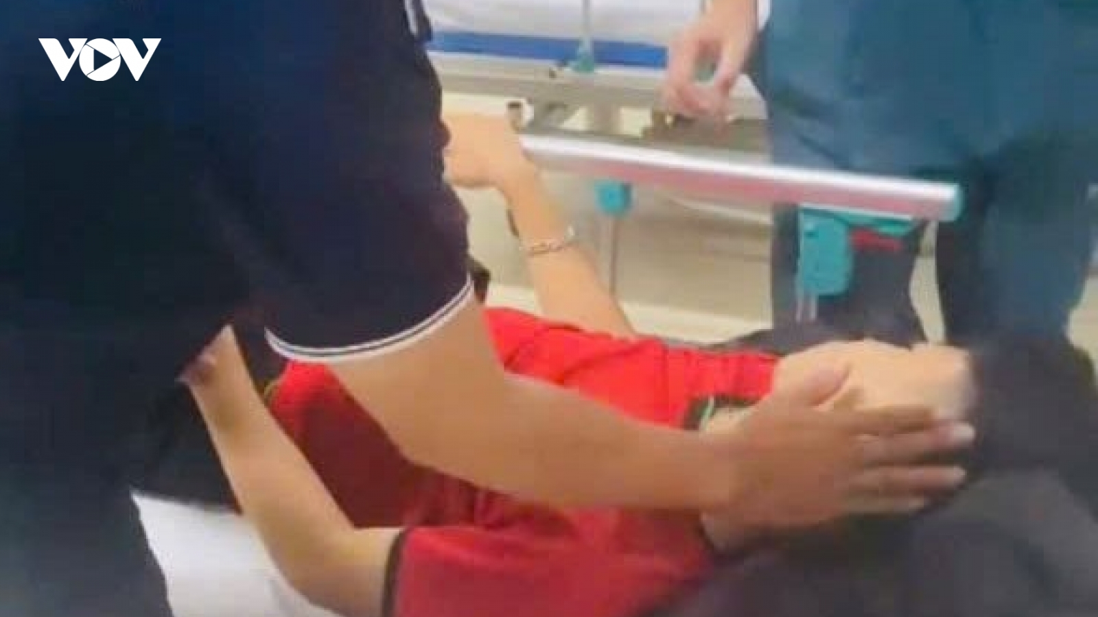 Công an xã ở Nghệ An đưa bé trai bị chấn thương não đi cấp cứu trong mưa bão