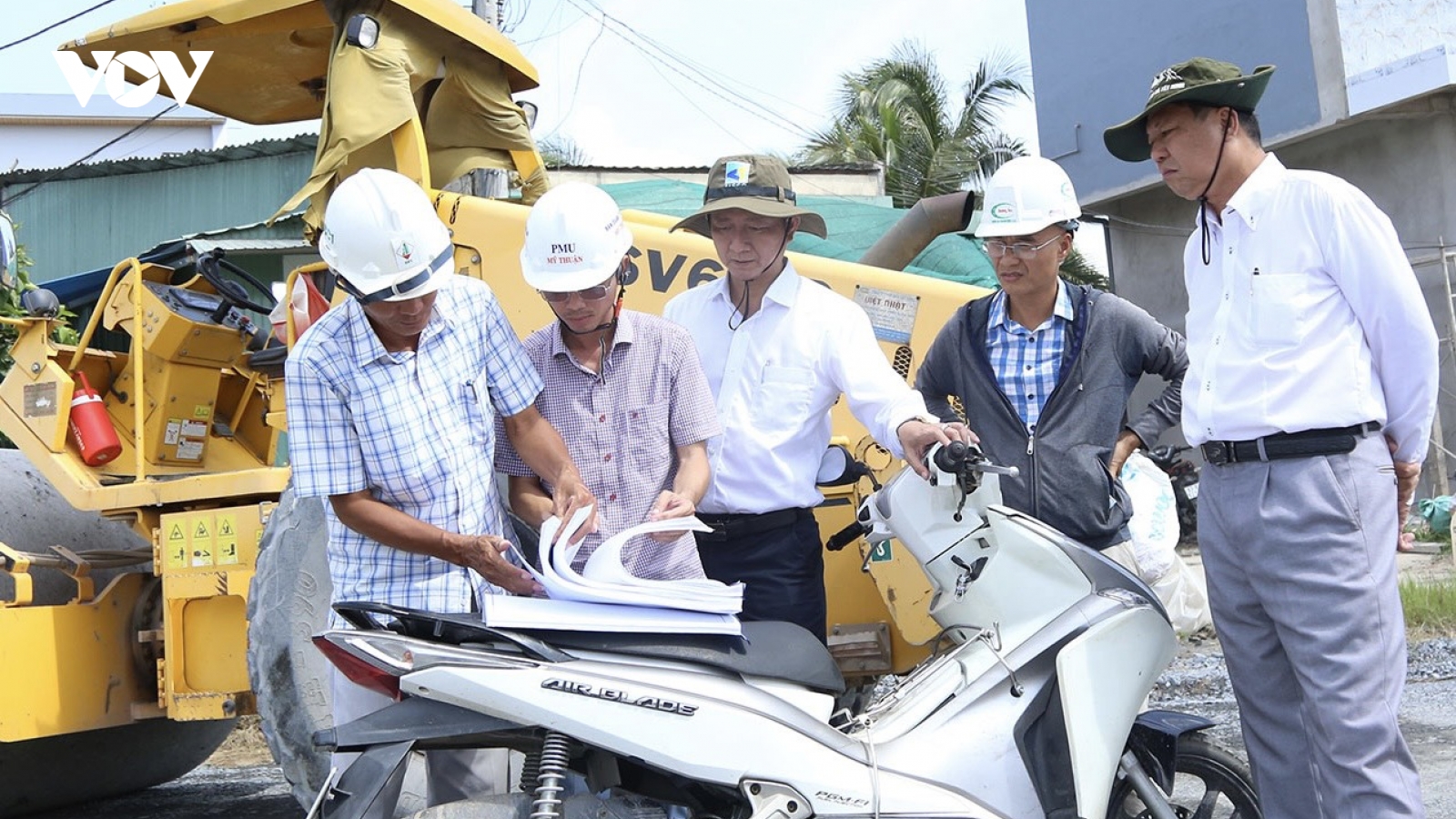 Đồng Tháp khẩn trương khắc phục ngập nước ven đường dẫn lên cầu Rạch Miễu 2