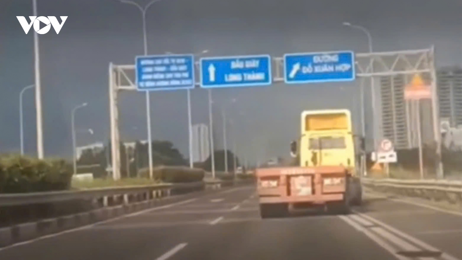 Đã xác định được tài xế xe đầu kéo lạng lách trên cao tốc ở TP.HCM