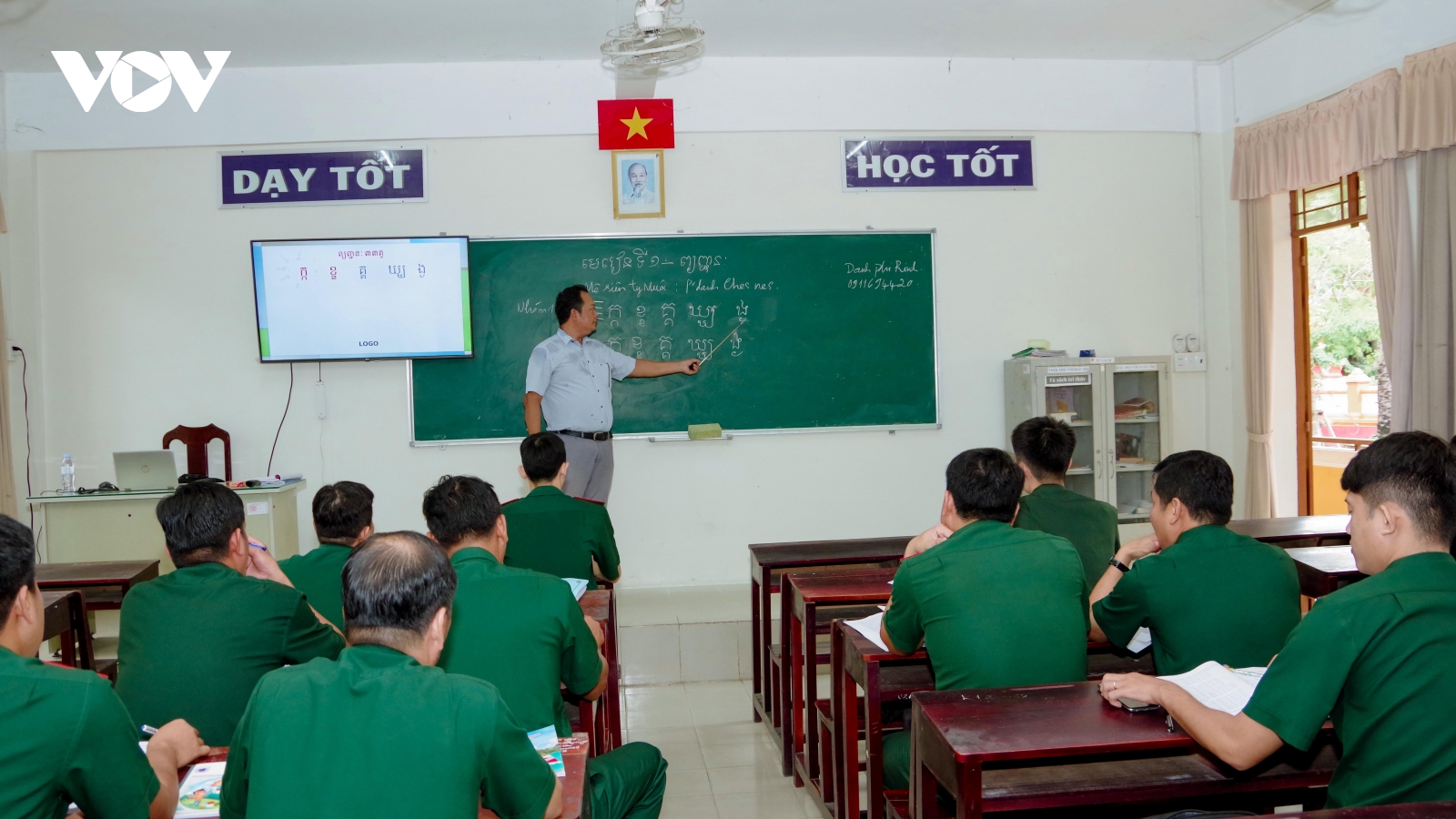 Bộ đội Biên phòng Cần Thơ học tiếng dân tộc để gần dân, hiểu dân hơn