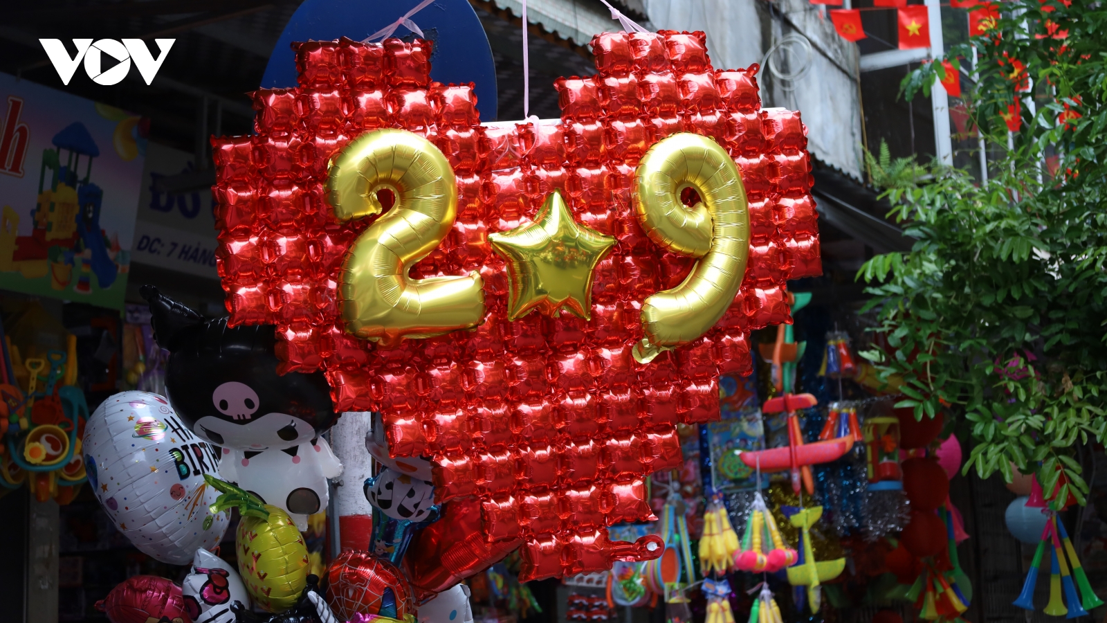 Nhộn nhịp thị trường trang trí chào mừng Quốc khánh 2/9